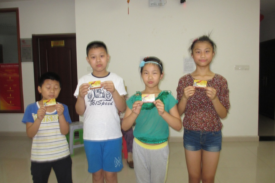 1517384504455190.jpg 六一儿童节为困境儿童发放书卡1.JPG