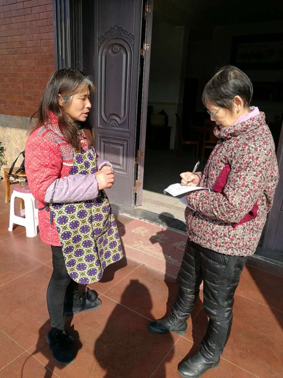 1517384932821046.jpg 我们工作人员与上饶寄养妈妈了解情况.jpg