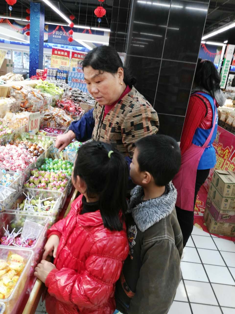 1517385171118982.jpg 南昌爱心家庭孩子采购年货1.jpg