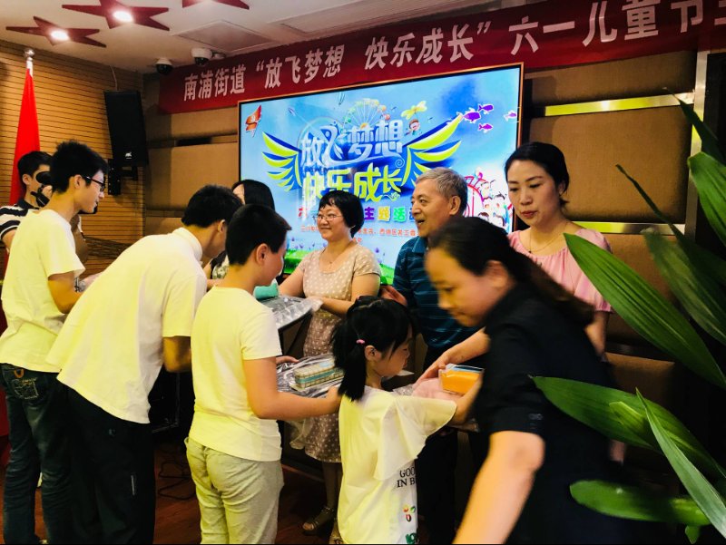 1527498613435868.jpg 为孩子们发放礼物.jpg